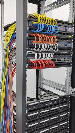 通道式理线架 机房布线神器，让线路整齐美观、运维更便捷