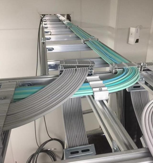 弱电机房综合布线 吊顶走线与桥架走线施工图片对比分析